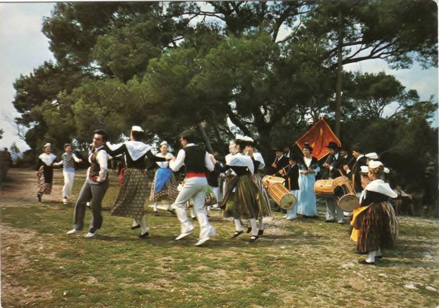 Danse : La farandole (carte postale : Chateaurenard)