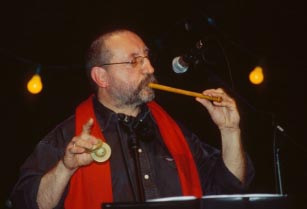 Michel MONTANARO jouant des palets et du galoubet.