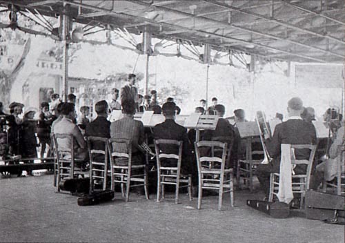 Concert de la Lyre Carombaise lors de la Fête de la Saint-Maurice en 1948 : 32 exécutants sous la direction de Paul SAUVAN (sur la piste du manège d'autos-tamponneuses).