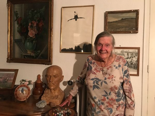 Mireille BOSQUI et le buste de son mari Marcel