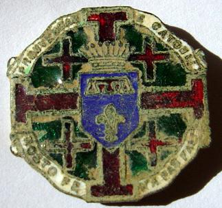 Médaillon avec "Prouvençau e catouli nosto fe n'a pas fali".