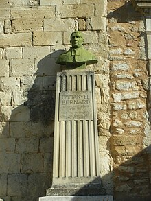 Emmanuel BERNARD : buste devant l'église de Piolenc